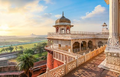 Memorabele treinreis voor een spectaculaire tweedaagse tour door Agra